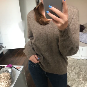 Supermysig tröja - Säljer en supermysig tröja från hm i storleken XS, knappt använd så i väldigt bra skick! Möts upp i Stockholm eller fraktar mot att köparen står för fraktkostnaden😊