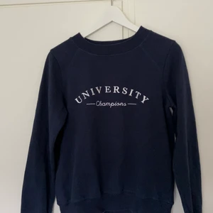 Marinblå Sweater - Marinblå tröja från Gina Tricot, säljer då den blivit för liten