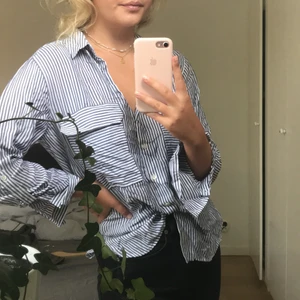 Randig skjorta💙🤍 - En randig skjorta från zara i mycket bra skick och tunt tyg. Passformen är plaggets styrka, den är kvinnlig och ledig samtidigt som den ger ett seriöst intryck!💙 