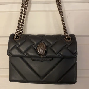 Kurt geiger - En otroligt fin väska från Kurt geiger, säljer för att jag har så många andra väskor. Skulle säga att den är in nyskick nästan aldrig använd, Max 5 gånger. Nypris: 1500kr, mitt pris: 1000kr. Dm:a för mer bilder!