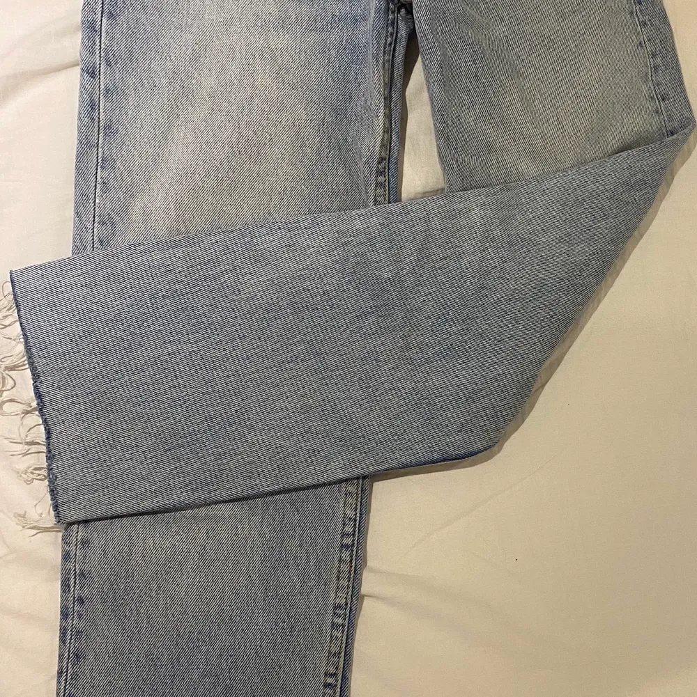 Zara jeans i modellen straight leg, strl 32. Skicka privat om ni är intresserade🦋. Jeans & Byxor.
