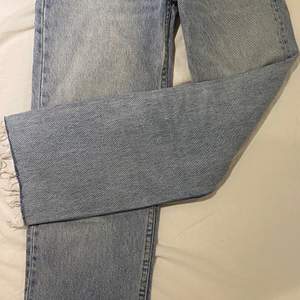 Zara jeans i modellen straight leg, strl 32. Skicka privat om ni är intresserade🦋
