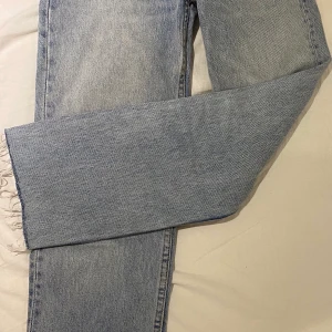 Zara jeans  - Zara jeans i modellen straight leg, strl 32. Skicka privat om ni är intresserade🦋