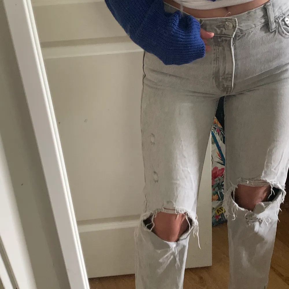 Säljer mina gråa raka jeans, 300kr + frakt 💕 köpta från mango för 600kr . Farkut & Housut.