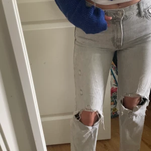 Jeans  - Säljer mina gråa raka jeans, 300kr + frakt 💕 köpta från mango för 600kr 