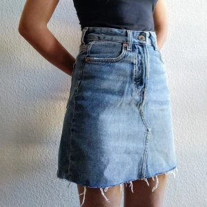 Den Jeans Kjol - Kjolen är använd ett fåtal gånger så är i fint skick. Storlek 34. Är du intresserad och eller ha frågor kontakta mig.