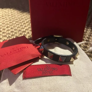Valentino armband - Säljer detta svarta armband ifrån valentino med nitar. Köpt på Nathalie Shuterman i Stockholm. Fint skick! Box, dustbag och extra nitar ingår. Hör av er vid frågor eller fler bilder:) Titta min profil för fler armband!
