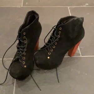 Svarta coola klackar - Storlek 37 ❤️ Bra skick säljes då för stora! (Har 36) 