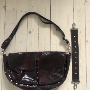 Unlimited Västa - Skitcool unlimited väska i vinrött ormskinn, den stora modellen. Köptes för ca 1500 säljer för 500 + lite frakt 😝 väldig fint skick då den inte kommit till användning så mycket! 