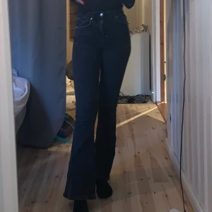 boucout jeans - Sköna jeans, säljs då de inte kommer till användning. Färgen är mittemallan bild 1 och 2. Frakten står köparen för 63kr, men kan även mästras upp i Falun