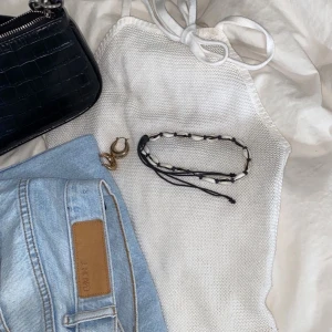 Linne storlek xs - Super gulligt stick/virkat linne med öppen rygg som tyvär ej används då de är lite för tajt på mig.Funkar att ha som S med men då sitter det lite tajtare.  