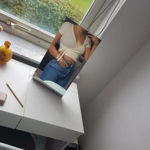 Topp från urban outfitters - En fin nästan oanvänd topp från urban outfitters. Storlek S men väldigt stretchigt tyg så passar en M också. Köparen står för frakten❤