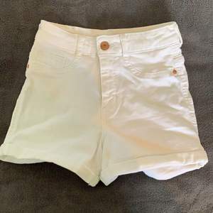 Vita stretchiga shorts från Gina. Använd 1/2 gånger. Väldig fin skick. Köparen står för frakten (44kr)