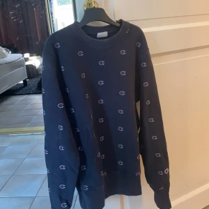 Champion sweatshirt - Skitsnygg mörkblå sweatshirt från Champion, knappt använd! Storlek SMALL (frakt ingår i priset) 