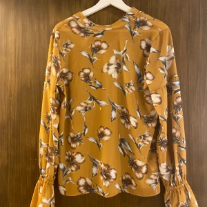 Blus i storlek S - En fin blus från Vero Moda, som ej används längre. sparsamt använd överlag.