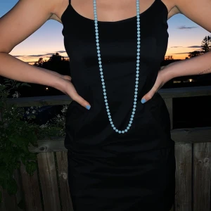 Limited edition klänning  - En gammal model av Filippa K, från börjat en långklänning, men jag har sytt upp den cirka 20cm. Jag är har sytt länge, du kan alltså lita på att sömmarna håller 😇 Storleken ska vara L, men Filippa K tenderar att vara lite små i storlekarna och jag skulle mer säga att den liknar en medium. Jag är 179 cm lång. 