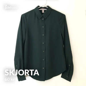 Skjorta  - Helt oanvänd tunn skjorta i en mörkare blå/grön/svart färg! Storlek 34.  Frakt på 22kr tillkommer 📦