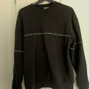 Svart crewneck - Så snygg från weekday 