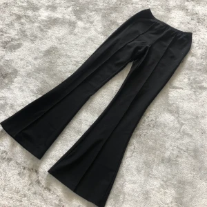 Utsvängda byxor i strl XS - Kostymliknande utsvängda byxor köpta från bikbok. Väldigt bekväma och sköna att ha på sig, bra passform. Högmidjade. Säljes för 200kr + frakt