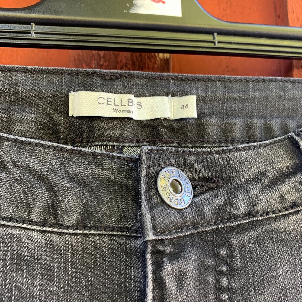 Ursnygga jeans från cellbes är svarta fast i en ljustvättad nyans, mer gråa. Helt oanvända, dekorativa pärlor på smalbenen gör dem så fina! Super sköna och stretchiga. Säljer pågrund av försmå! Betalning sker via swish & kunden står för frakten✨✨✨. Jeans & Byxor.
