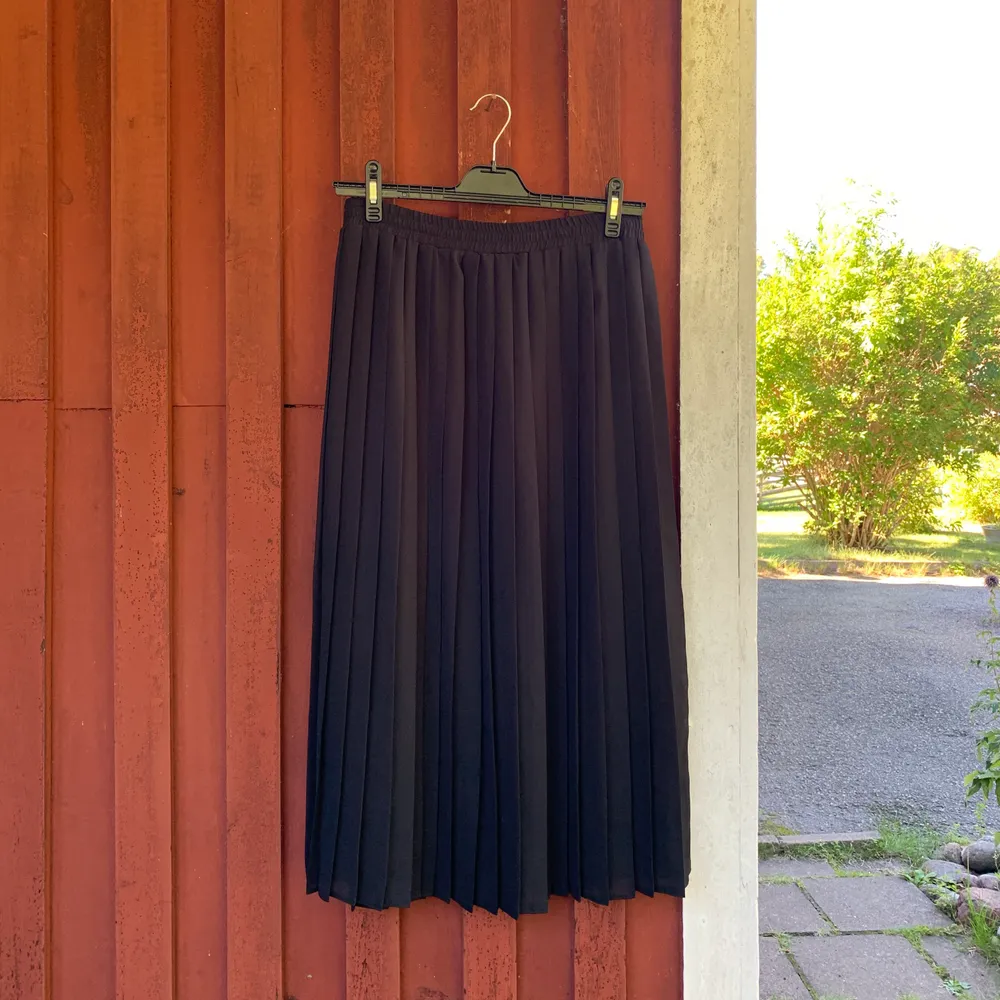 Denna drömmiga kjol som du kan ha till både skola och fest. I storlek 38/M. Den är perfekt i längden och går som sagt verkligen att ha till ALLT! Jag säljer den för att den tyvärr är förliten... Betalning sker via swish & kunden står för frakten ✨✨✨. Kjolar.