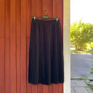 Denna drömmiga kjol som du kan ha till både skola och fest. I storlek 38/M. Den är perfekt i längden och går som sagt verkligen att ha till ALLT! Jag säljer den för att den tyvärr är förliten... Betalning sker via swish & kunden står för frakten ✨✨✨