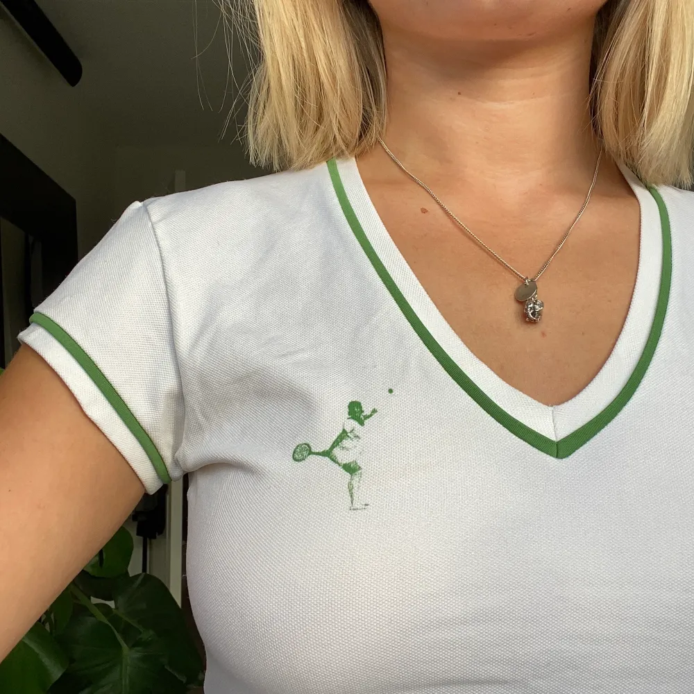 Supergullig tenniströja  med gröna detaljer⭐️ frakt tillkommer!. T-shirts.