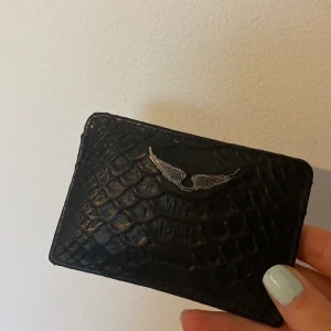 Korthållare från Zadig & Voltaire  - Säljer min fina korthållare från Zadig! Använd men i fint skick. Köpt på Zadig butiken i Sthlm oh kvitto finns. 