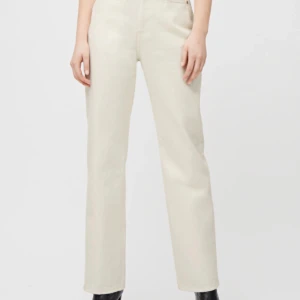 Jeans  - Jeans från weekday, modellen rowe w24/25 l 30. Använt dessa väldigt få gånger o säljer pga jag har ett par till. Små fläckar längst ner på höger ben!