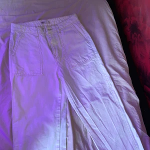 Super fina vita jeans 🤍 - Super fina vita jeans🤍 knappt använda💜 köparen betalar frakt 📦 