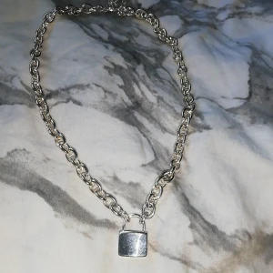 Silver kejda - Halsband/ kejda från hm, aldrig använd då de inte är min stil. Kedjan är silver men inte äkta. Köparen står för frakt ca 11-33 kr