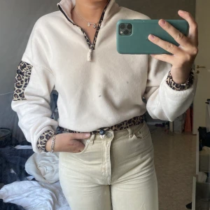 Beige fleece sweatshirt  - Beige fleece sweatshirt med leopard detaljer. Perfekt nu till hösten. Nästintill oanvänd och därför i väldigt bra skick. Storlek M men passar xs-m. 