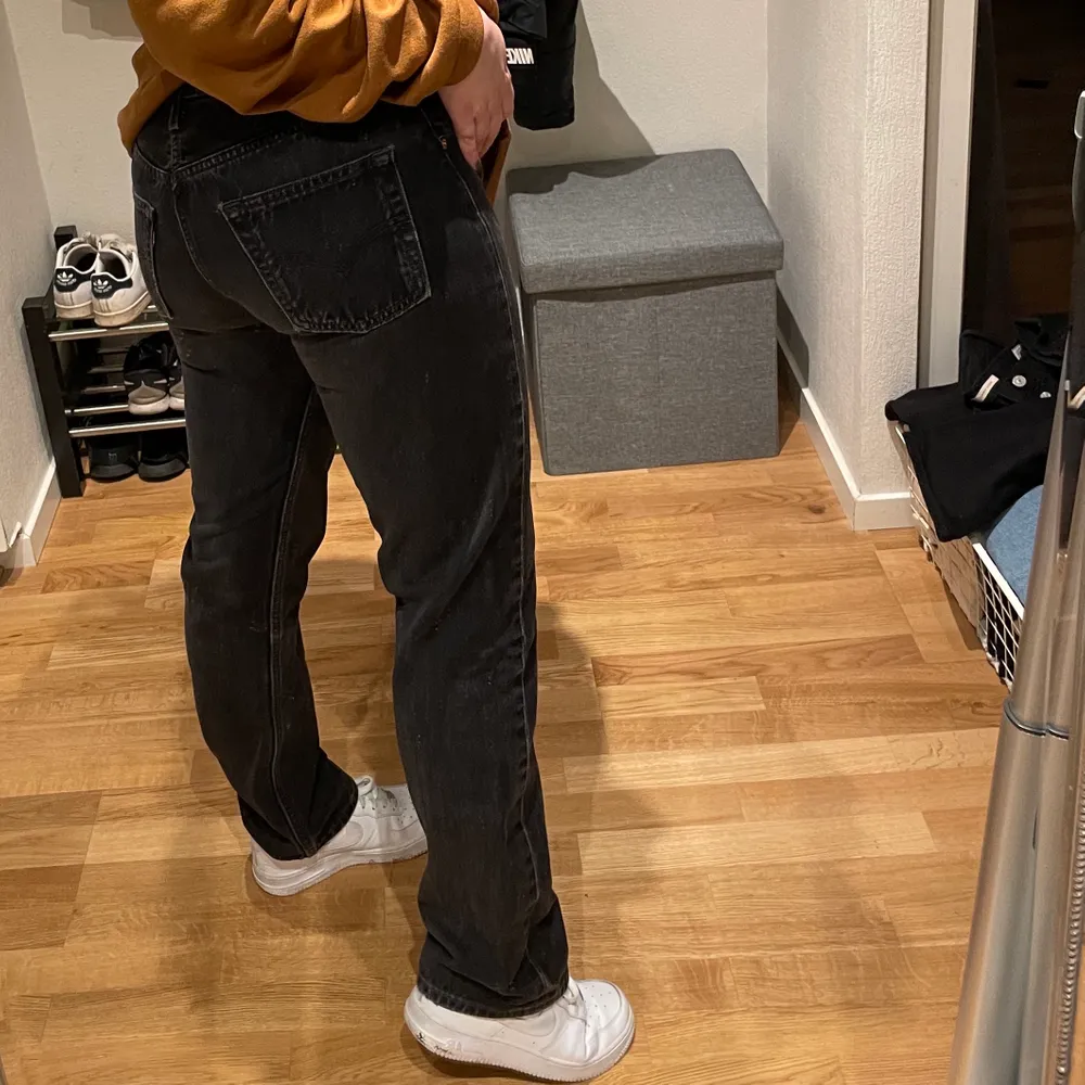 svarta/stentvättade levis jeans i modell 501. Köpta här på plick och är i bra skick, de säljs för att de är för små för mig. storlek 30 i waist och 32 i length. jag är drygt 160 för jämföra längden på byxorna 💞💞. Jeans & Byxor.