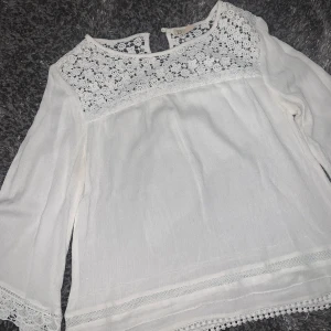 Fin vit blus. - Fin tunn vit blus.