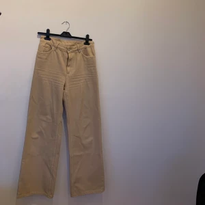 Monki Yoko jeans - Säljer dessa monki jeans eftersom de inte andvänts på ett tag. Köpare står för frakt.(Frakten kan variera än de som står nedan, beroende på vad paketet kommer väga)