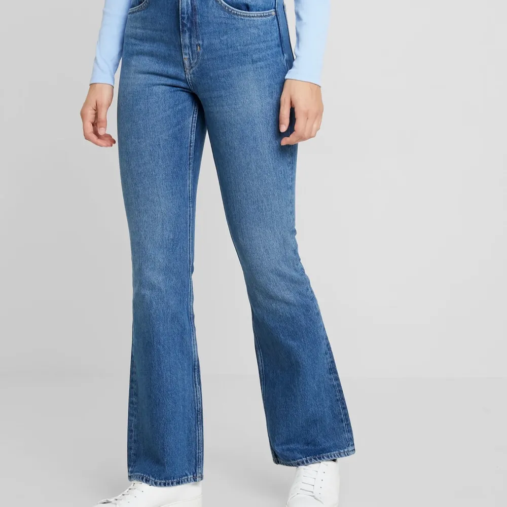 Säljer mina fina bootcut/flare jeans från weekday i modellen MILE. De är i storlek 24/32 o passar mig som är 170 perfekt i längden. Säljer pga får inte användning för dem längre. De är i fin kvalitet och passar till typ allt! :) Köpare står för frakt. . Jeans & Byxor.