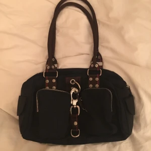 Handväska - Superfin väska som ej används längre💖bra skick och väldigt rymlig. Köparen står för frakt. DMa om du har några frågor💖