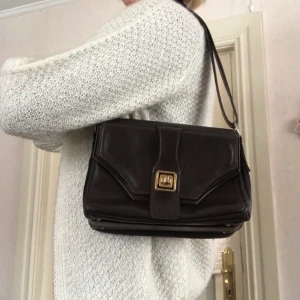 Ljuvlig väska! - Skitsnygg väska i prima kvalité! Superrymlig (fråga om bild på fack privat☺️💓). Banden är justerbara så går att ha över axeln och cross-body❤️ FRI FRAKT :)