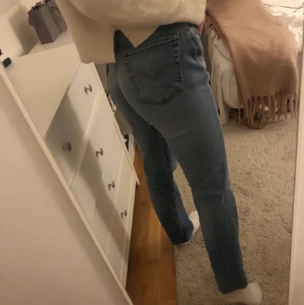 Levi’s vintage jeans i fantastiskt skick. Strl 28-29 skulle jag säga och jag är 1,71. Lite baggy men inte jätte. Du får gärna föreslå pris.. Jeans & Byxor.