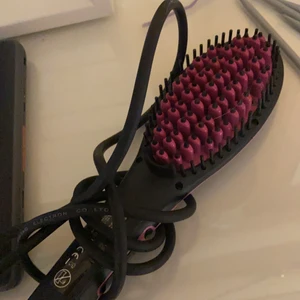 Platt borste - En ”platt borste” som plattar håret. Endast prövad. De har låsnat en tagg på den men inget som stör funktionen. Köparen står för frakt 