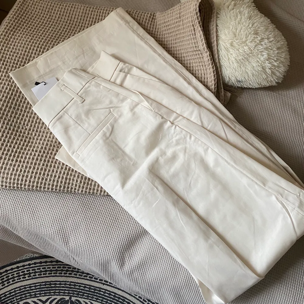 Skit snygga vita kostymbyxor i storlek XS!! Jätte skönt material och inte alls genomskinliga!! Lapparna är kvar💗. Jeans & Byxor.