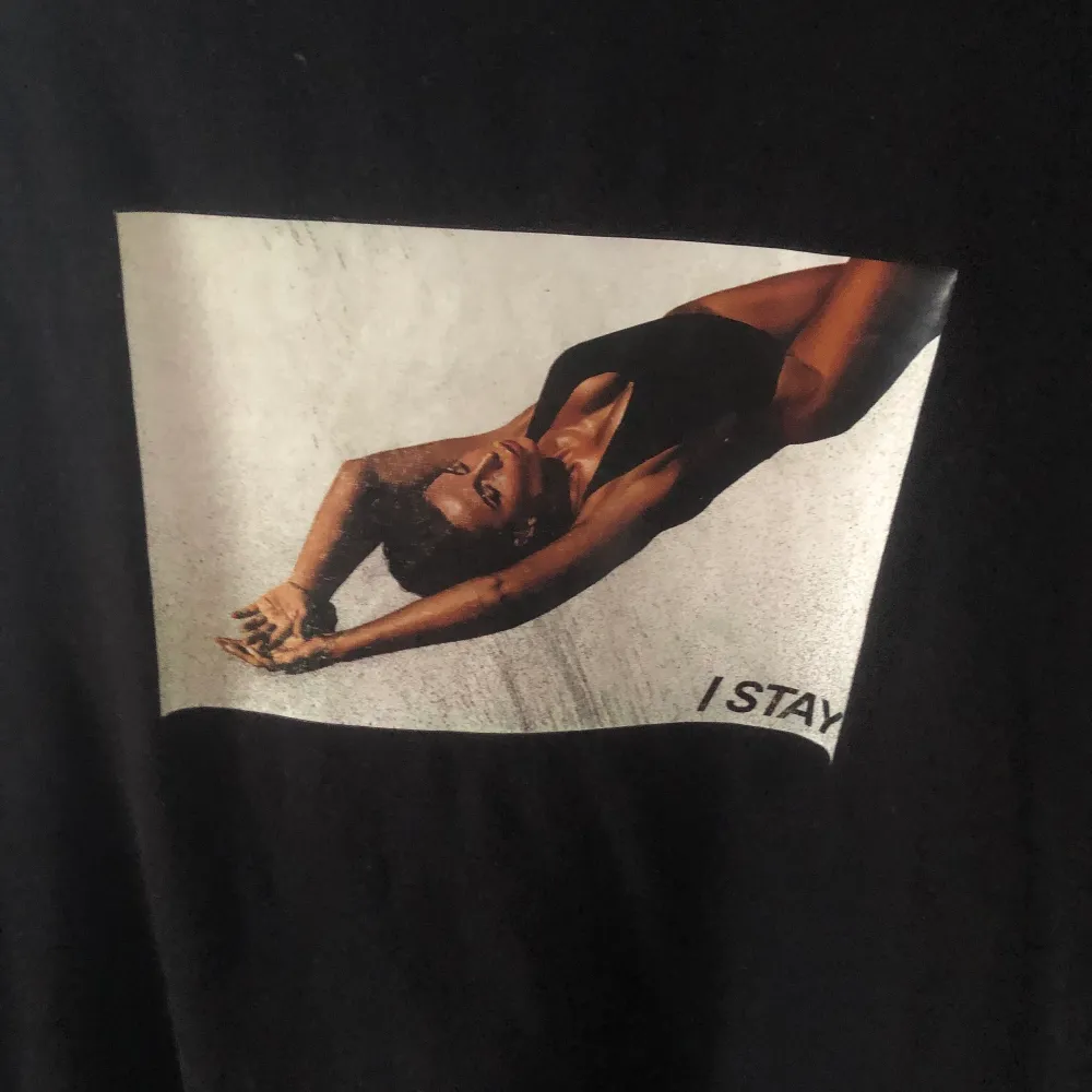 Svart t-shirt med tryck på en kvinna i baddräkt. Använd men bra skick. Köpt på carlings. Märket är /stay . T-paidat.