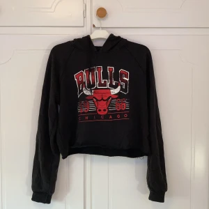 En fin tröja😍💛 - En svart tröja med röd text och stor luva😍🥰