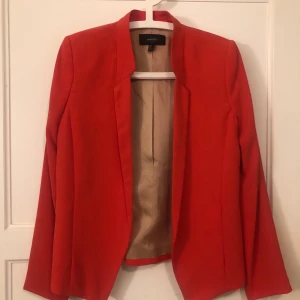 Kavaj  - Fin kavaj från mango (röd/orange). Använd en gång. Strl M. 