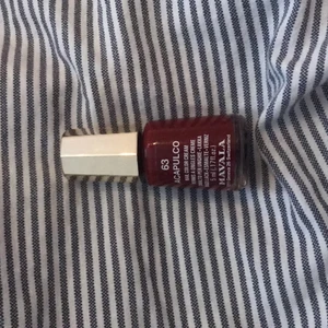 Rött nagellack - Ett jättefint nagellack från mavala (tror jag). Jättefin djup röd färg, använd någon gång. Täcker medelbra. Köparen står för frakten, betalning via Swish.