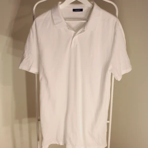 VIT PIKÉ FRÅN CALVIN KLEIN - Vit Piké med logga på bröstet Från Calvinklein Göttskick! Storlek: XLarge Direkt pris: 100kr, Skriv buden till mig privat eller kommentera på bilden! Kan även mötas upp mellan Varberg & Göteborg Köpare står för frakten (Du bestämmer vilket paket så länge det uppfyller vikt och storleks kraven)
