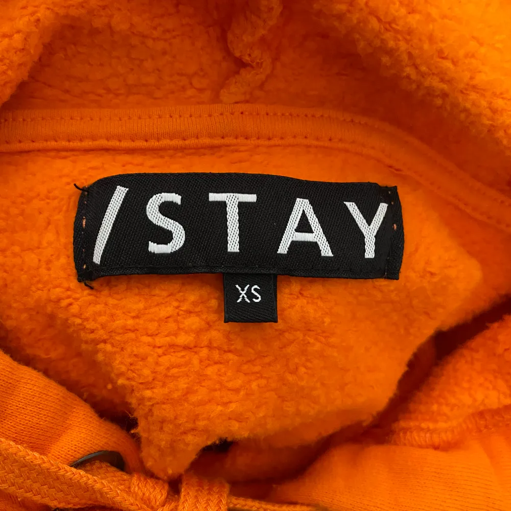 orange hoodie i storlek xs men oversized så passar även mig som är en M. Så skön och kan nog räkna på en hand hur många ggr den är använd så den är därmed i väldigt gott skick! Tryck där det står ”DISTORTION”. Hoodies.