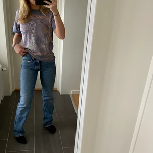 Skit cool t-shirt - Så snygg t-Shirt från Yes Zee, köpt på Yoox. Coolt tryck och mönstret fortsätter på ryggen. Sitter snyggt oversized💕