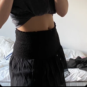 Kjol - Säljer en jätte fin kjol från Gina tricot! Det är en volangkjol med små svarta prickar på. Aldrig använd och är i storlek 38 men är väldig trevlig så passa nog storlekar från 36-40. 90kr+ frakt