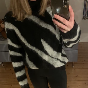 Stickad tröja  - Säljer en svart vit stickad tröja med polokrage. St Xs passar även mig som brukar ha st S. Säljer för 100kr + frakt 